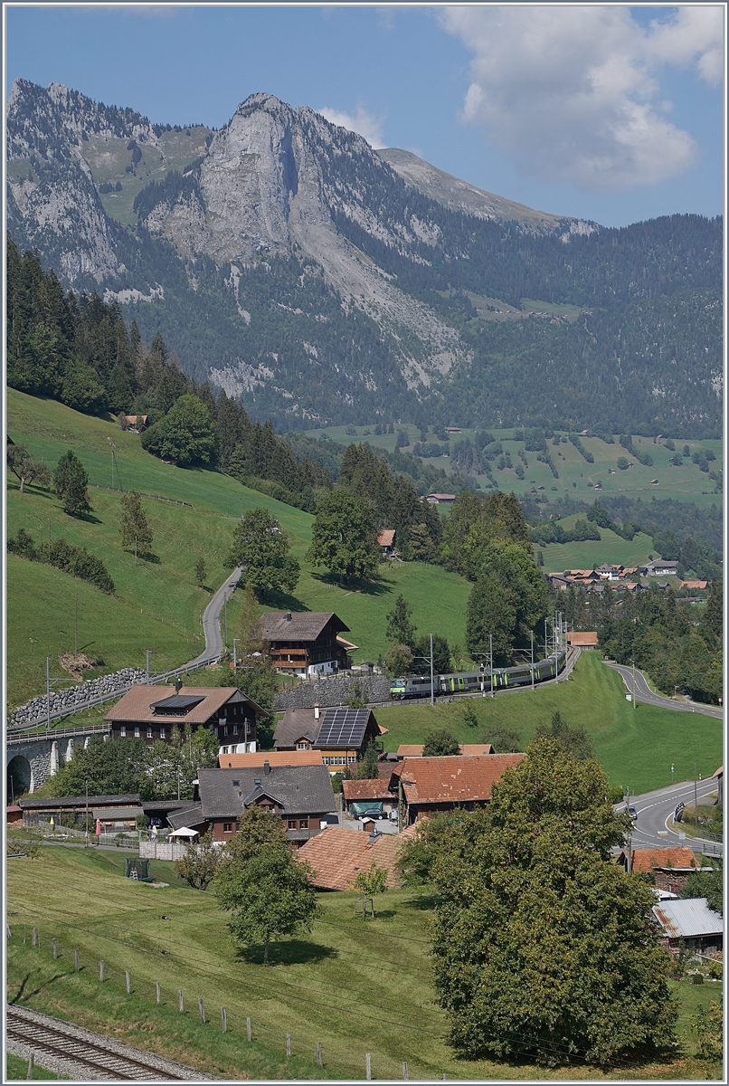 Die BLS Re  4/4 II 501 ist mit ihrem RE von Zweisimmen nach Interlaken Ost bei Garstatt unterwegs. Diese Kompositionen werden in einigen Wochen durch die neuen BLS Flirts ersetzt werden.

18. Sept. 2020