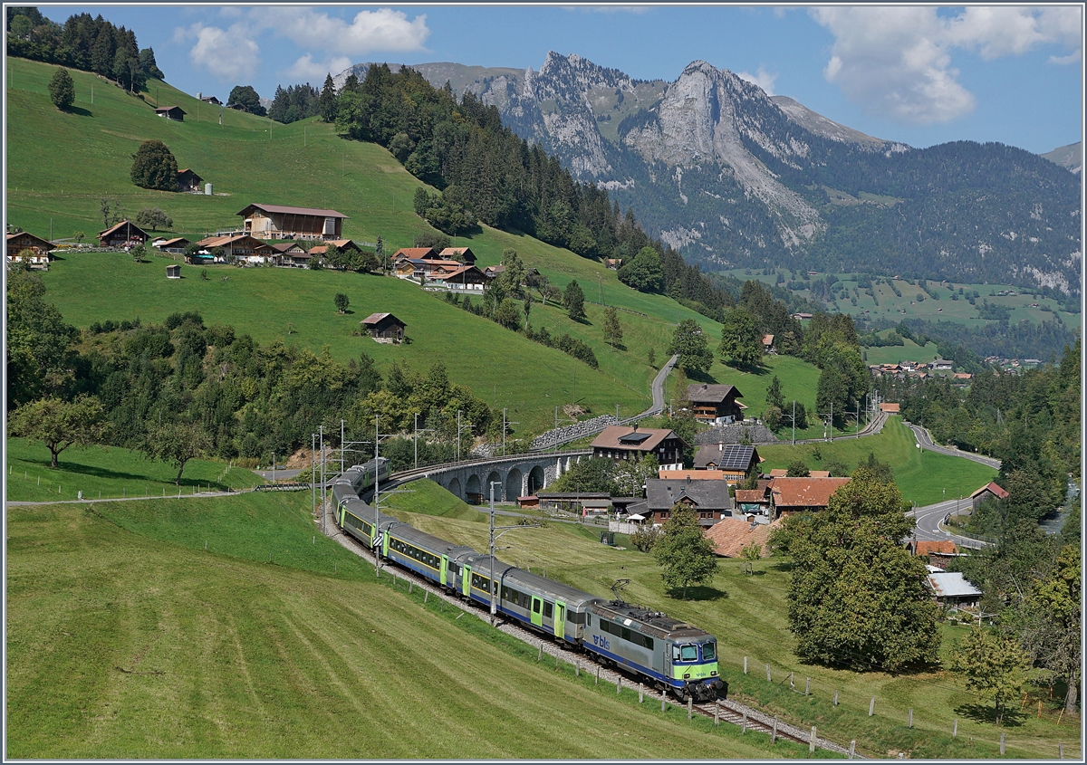 Die BLS Re  4/4 II 501 ist mit ihrem RE von Zweisimmen nach Interlaken Ost bei Garstatt unterwegs. Diese Kompositionen werden in einigen Wochen durch die neuen BLS Flirts ersetzt werden.

18. Sept. 2020