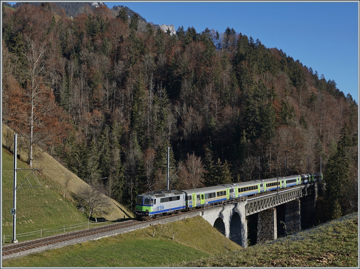 Die BLS Re 4/4 II 502 ist mit ihrem RE auf dem Weg von Interlaken Ost nach Zweisimmen und fährt bei Weissenburg über den Bunschenbach Viadukt. 

25. Nov. 2020