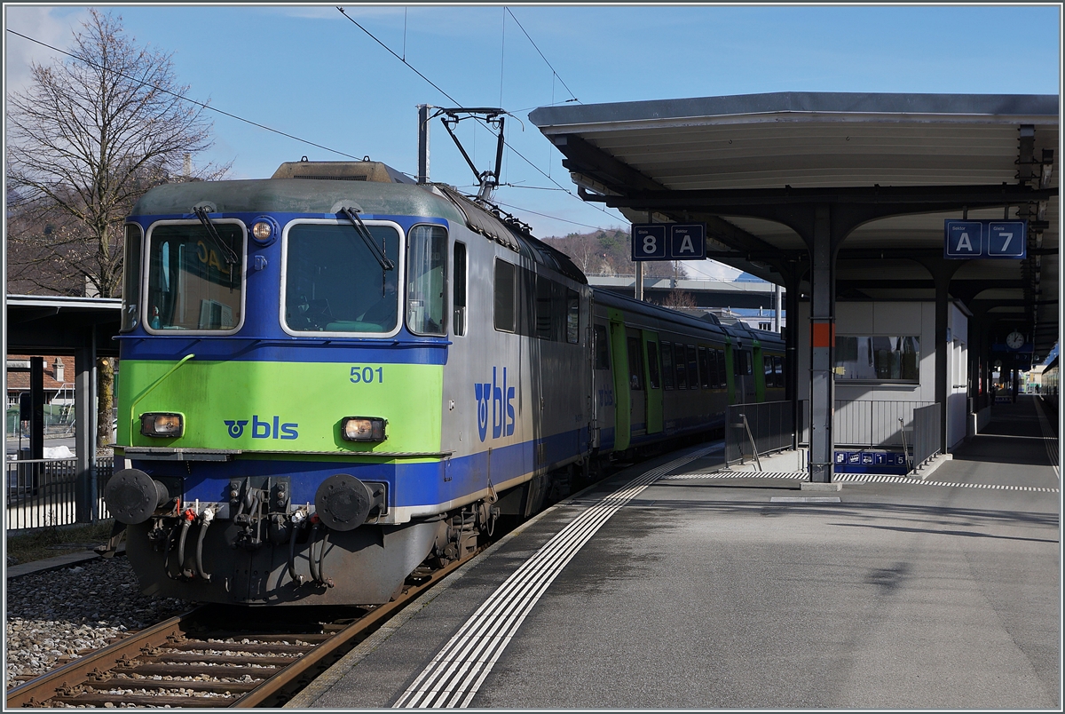 Die BLS Re 4/4 II 501 wartet mit ihrem RE nach Zweisimmen in Interlaken Ost auf die Abfahrt. 

17. Februar 2021