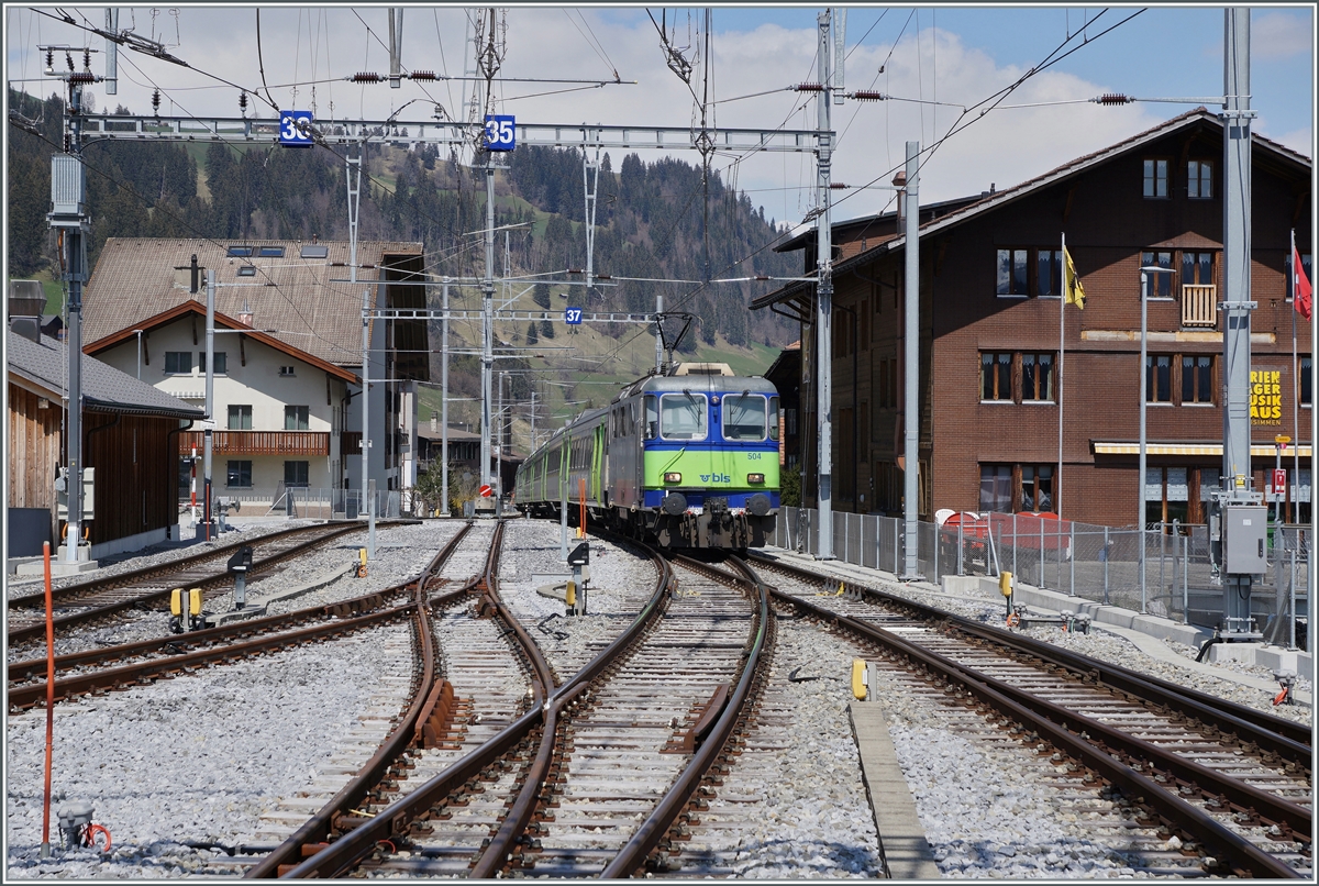 Die BLS Re 4/4 II 504 verlässt mit einem RE nach Interlaken Ost den Bahnhof von Zweisimmen. 

14.04.2021