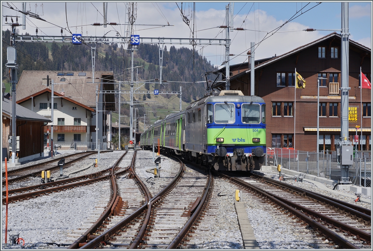 Die BLS Re 4/4 II 504 erreicht mit mit ihrem EW III RE von Interlaken Ost den Bahnhof von Zweisimmen. 

14. April 2021
