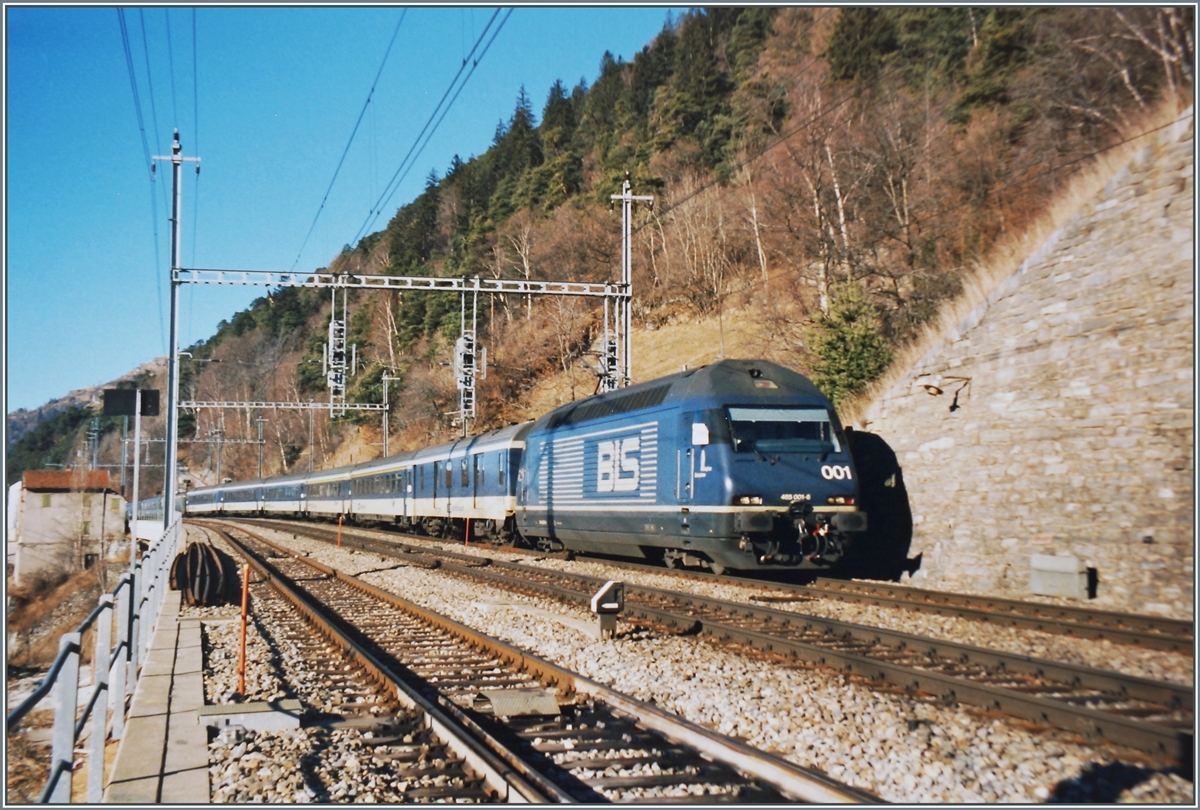 Die BLS Re 465 001 mit einem Schnellzug nach Brig bei der Durchfahrt in Hohtenn; wobei weniger die Lok, als die BLS EW IV Wagen mich bewogen, dieses (qualitativ weniger gute) Analog Bild hier zu zeigen. 

Februar 1996