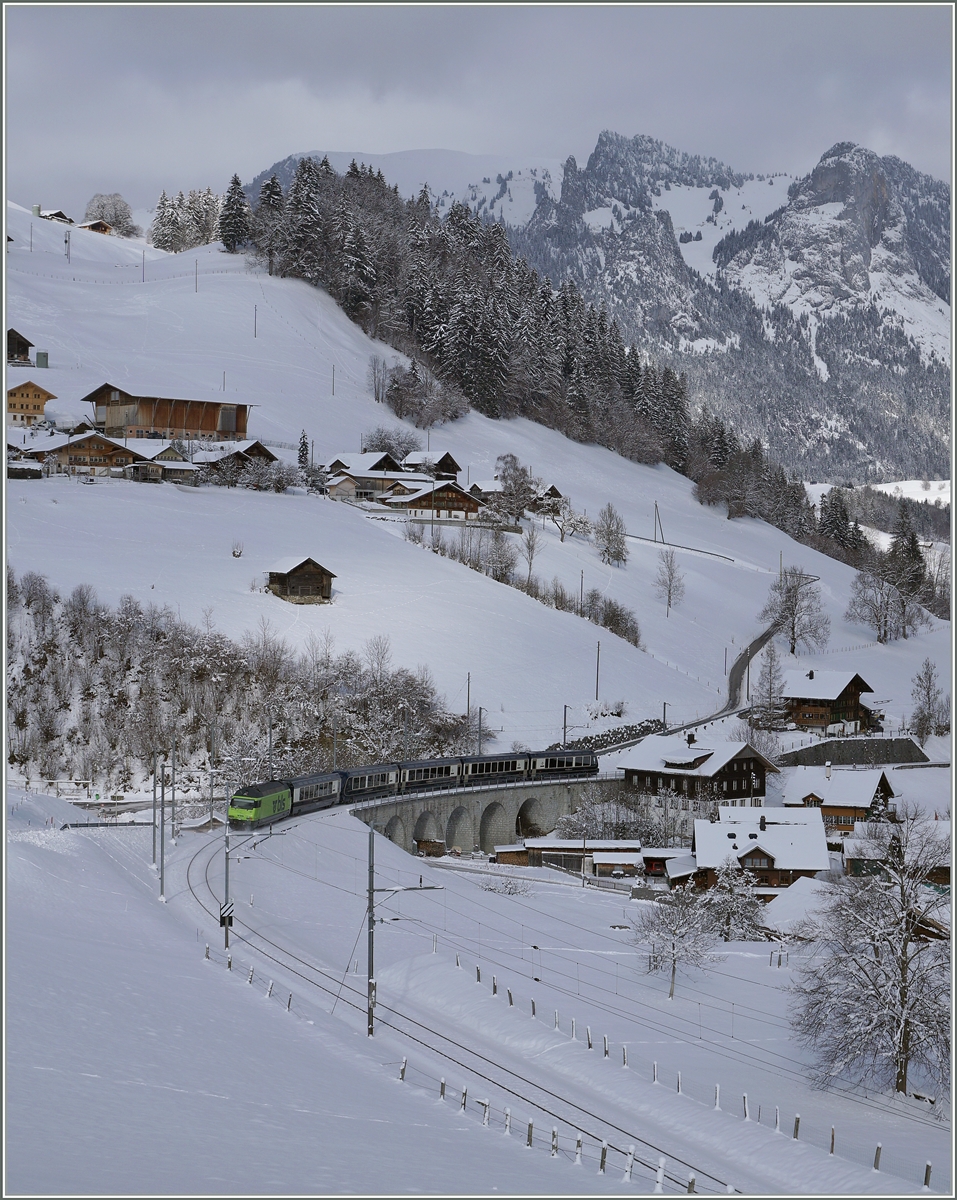 Die BLS Re 465 001 ist bei Garstatt mit GoldenPass Express von Montreux nach Interlaken Ost unterwegs.

20. Januar 2023