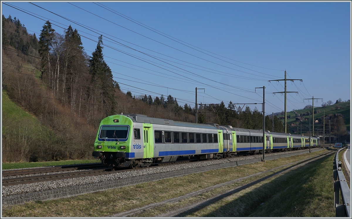 Die BLS Re 465 002 erreicht mit ihrem EW III Regionazug von Spiez nach Frutigen den Halt Mülenen.

14. April 2021