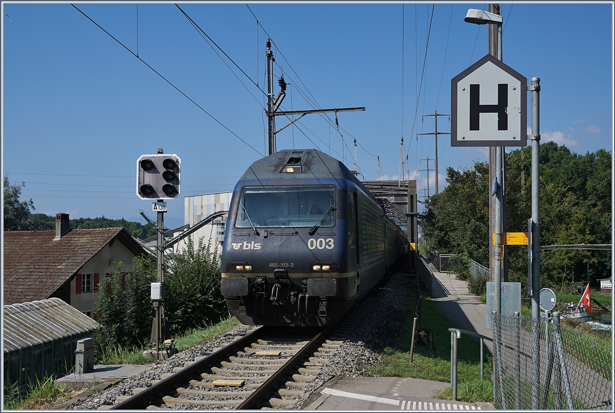 Die BLS Re 465 003-2 mit einen RE nach Bern bei der Haltestelle Zihlbrücke, (wo der RE freilich ohne Halt durchfährt). 

30. Aug. 2019
 