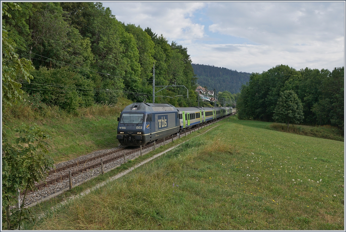 Die BLS Re 465 003 ist mit einem RE von La Chaux-de-Fonds nach Bern kurz nach Les Hauts-Geneveys unterwegs. 

12. August 2020