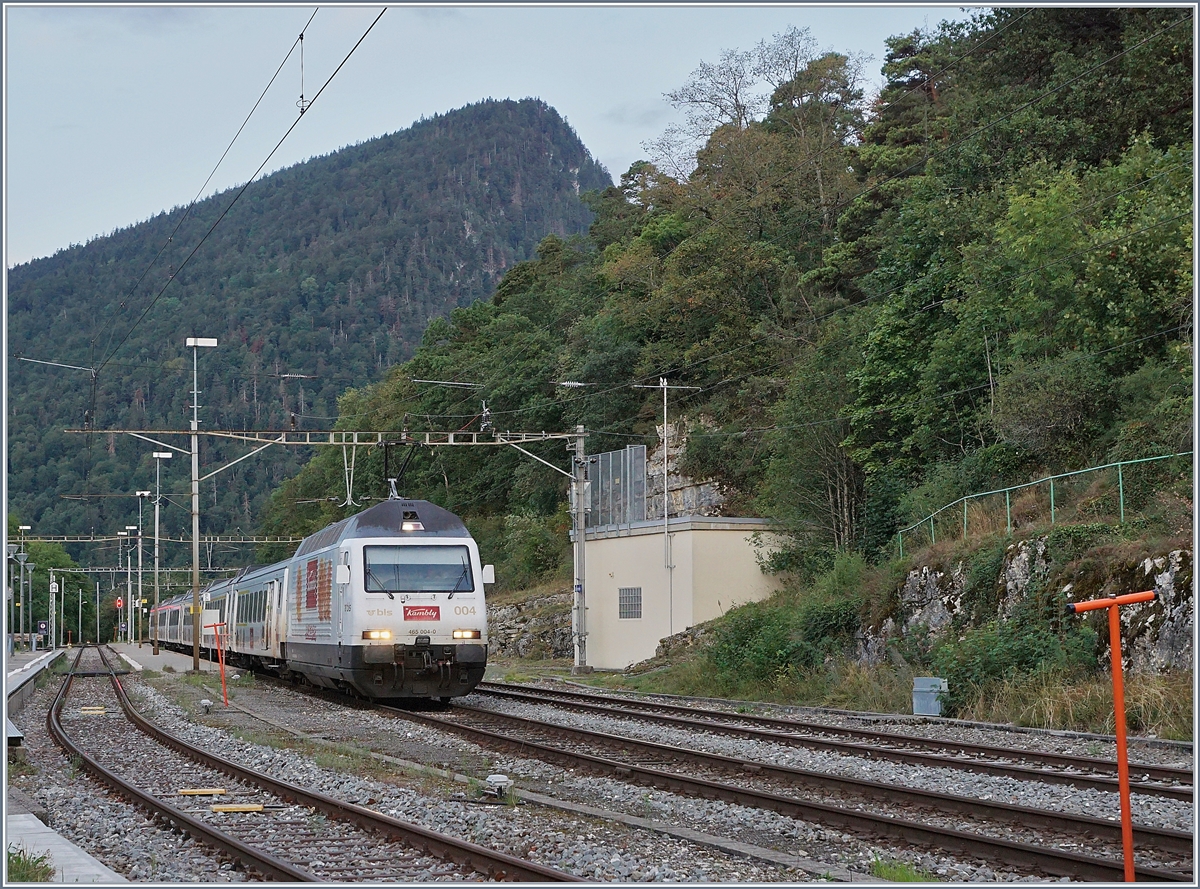 Die BLS Re 465 004  Kambly  mit ihrem RE 3910 Bern - La Chaux-de-Fonds beim Fahrtrichtungswechsel in der Spitzkehre von Chambrelien.

13. August 2019
