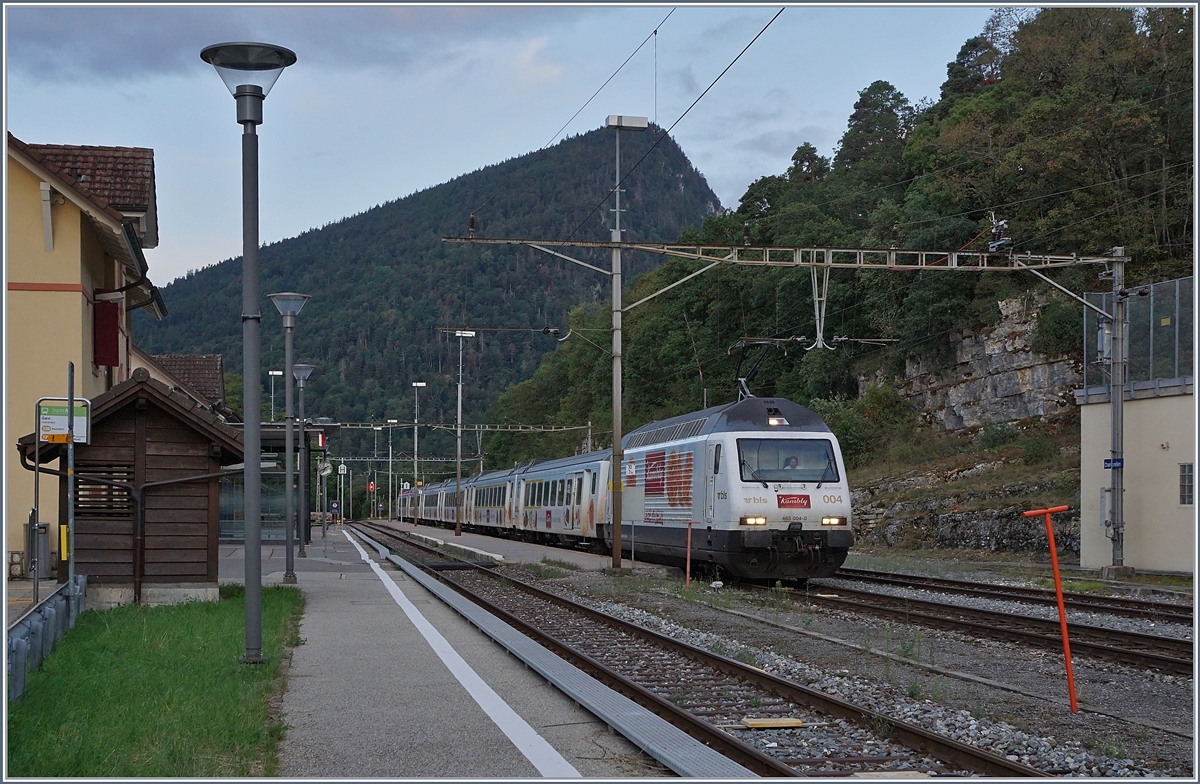 Die BLS Re 465 004  Kambly  mit ihrem RE 3910 Bern - La Chaux-de-Fonds beim Fahrtrichtungswechsel in der Spitzkehre von Chambrelien. 

13. August 2019