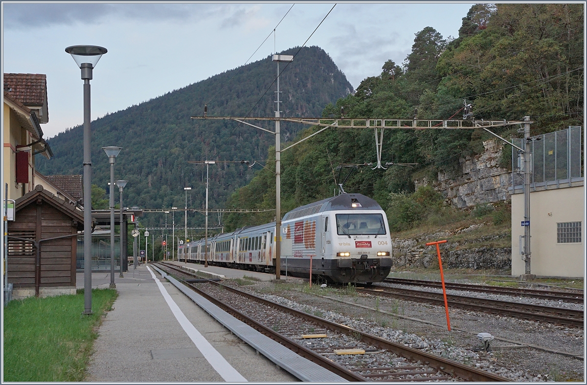 Die BLS Re 465 004  Kambly  mit ihrem RE 3910 Bern - La Chaux-de-Fonds beim Fahrtrichtungswechsel in der Spitzkehre von Chambrelien.

13. August 2019