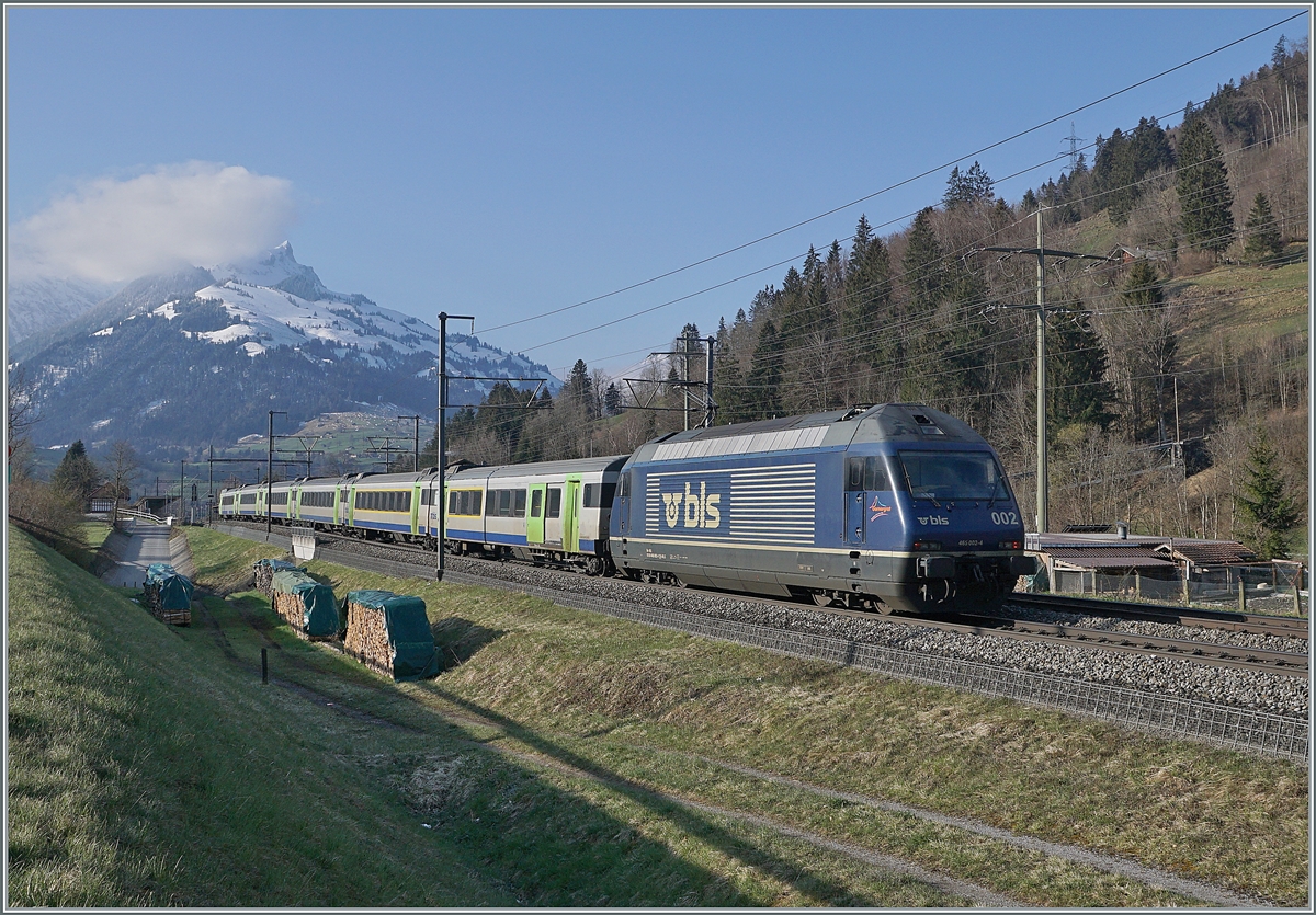 Die BLS Re 465 006-5 erreicht mit ihrem Regionalzug von Spiez nach Frutigen den Bahnhof von Mülenen. 

14. April 2021