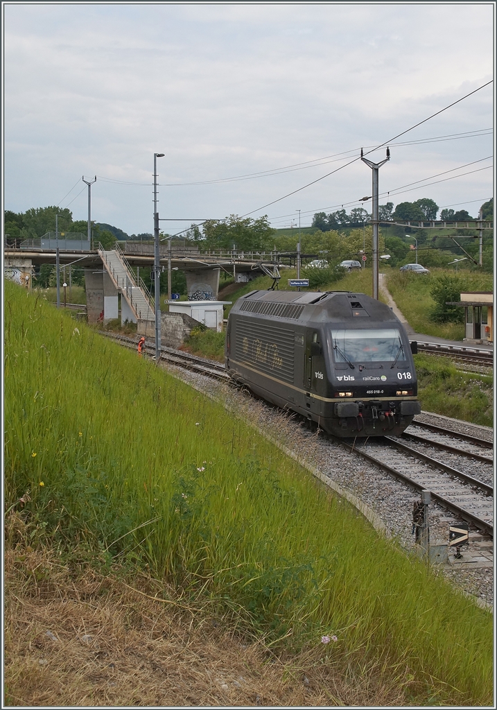 Die BLS Re 465 018 (UIC N° 91 85 4465 018-0 CH-BLS) in Vufflens la Ville.
3. Juni 2014