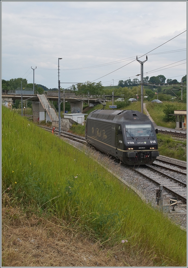 Die BLS Re  465 018 (UIC 91 85 4465 018-0 CH-BLS) in Vufflens la Ville. 
03. Juni 2014