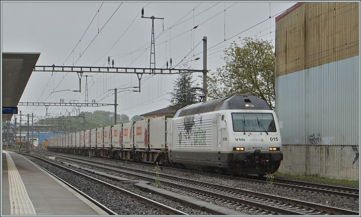 Die BLS Re 465 465 015 (UIC N°: 91 85 4465 015 6)  CAT'S EYE  hat über die Verbindungslinie von Genève her kommend Bussigny erreicht und fährt nun nach Vufflens la Ville weiter. 28. April 2014