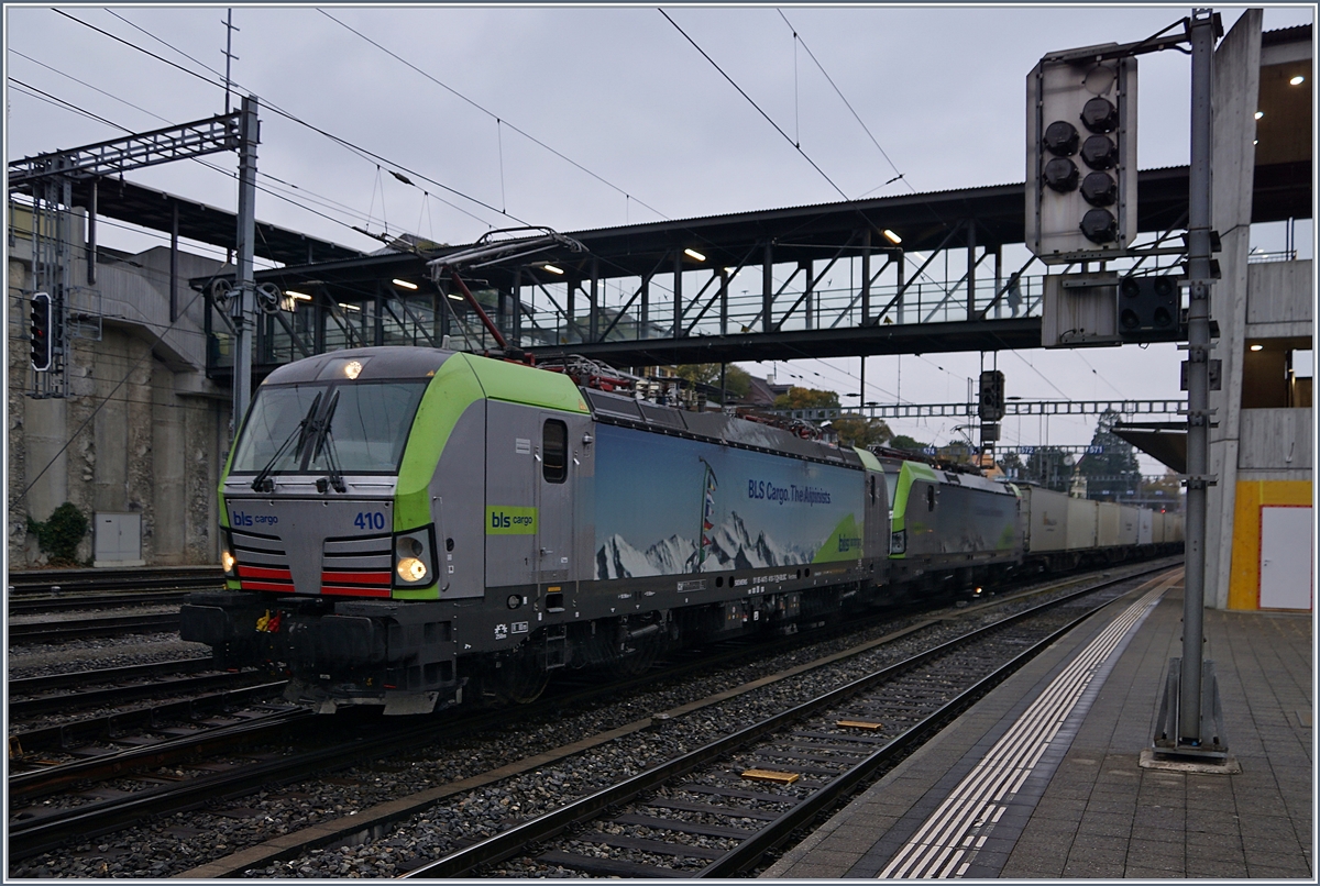 Die BLS Re 475 010 und eine weitere warten in Spiez auf die Streckenfreigabe für ihre Weiterfahrt.
9. Nov. 2017