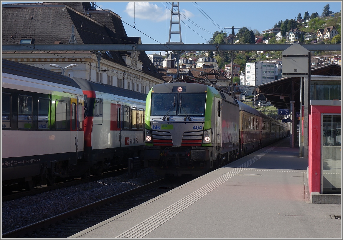 Die BLS Re 475 404 mit dem AKE Rheingold 5951 auf der Fahrt von Basel nach Domodossola bei der Ankunft in Montreux.
13. April 2017