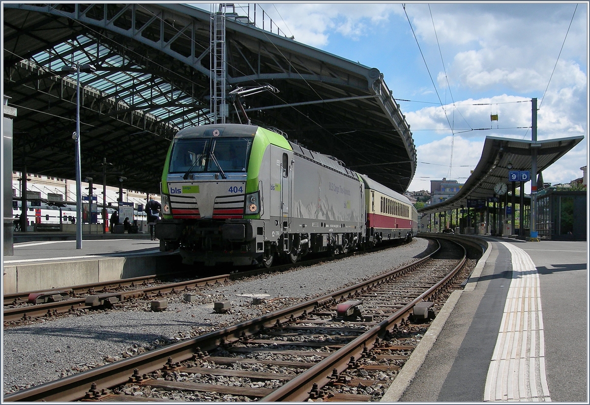 Die BLS Re 475 404 mit ihrem schn und langen TEE  Rheingold  von Domosossola nach Deutschland beim kurzen Halt in Lausanne.
18. April 2017