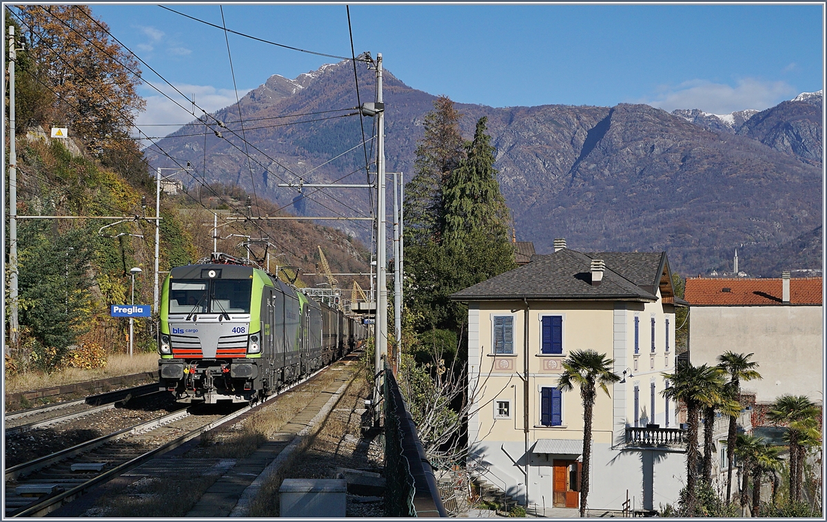 Die BLS Re 475 408 und eine weitere bei der Durchfahrt in Preglia.
21. Nov. 2017