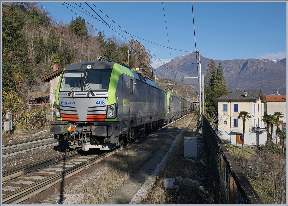 Die BLS Re 475 408 und eine weitere BLS Re 475 fahren in Varzo mit einem Güterzug Südwärts.
21. Nov. 2017
