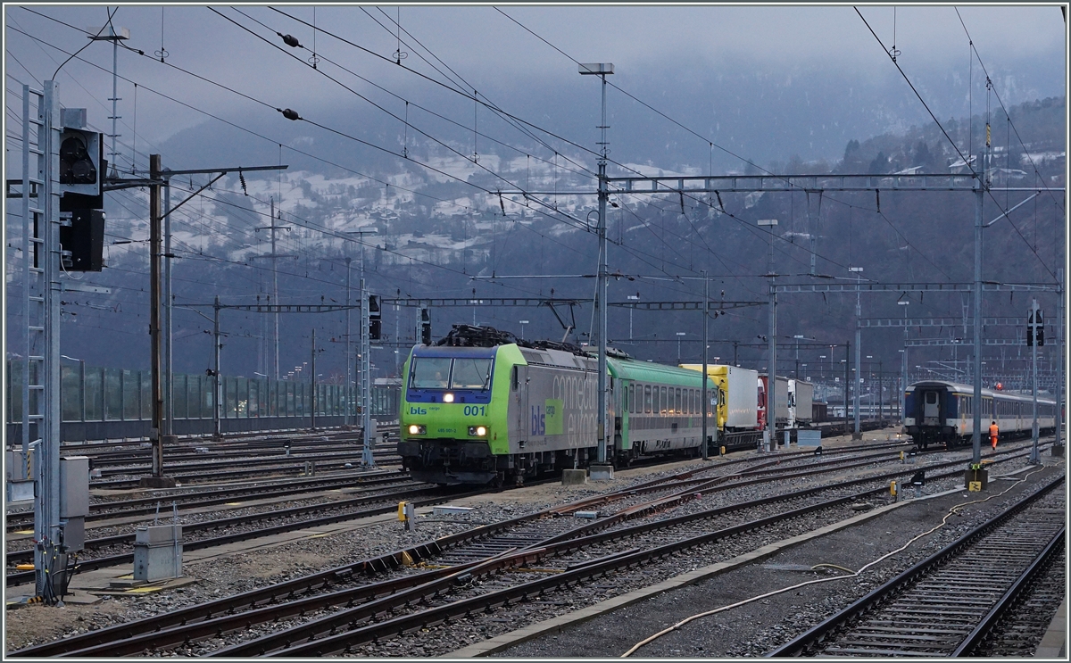 Die BLS Re 485 001-2 wartet mit einer RoLa Novara - Freiburg in Brig auf die Weiterfahrt.
19. Feb. 2016