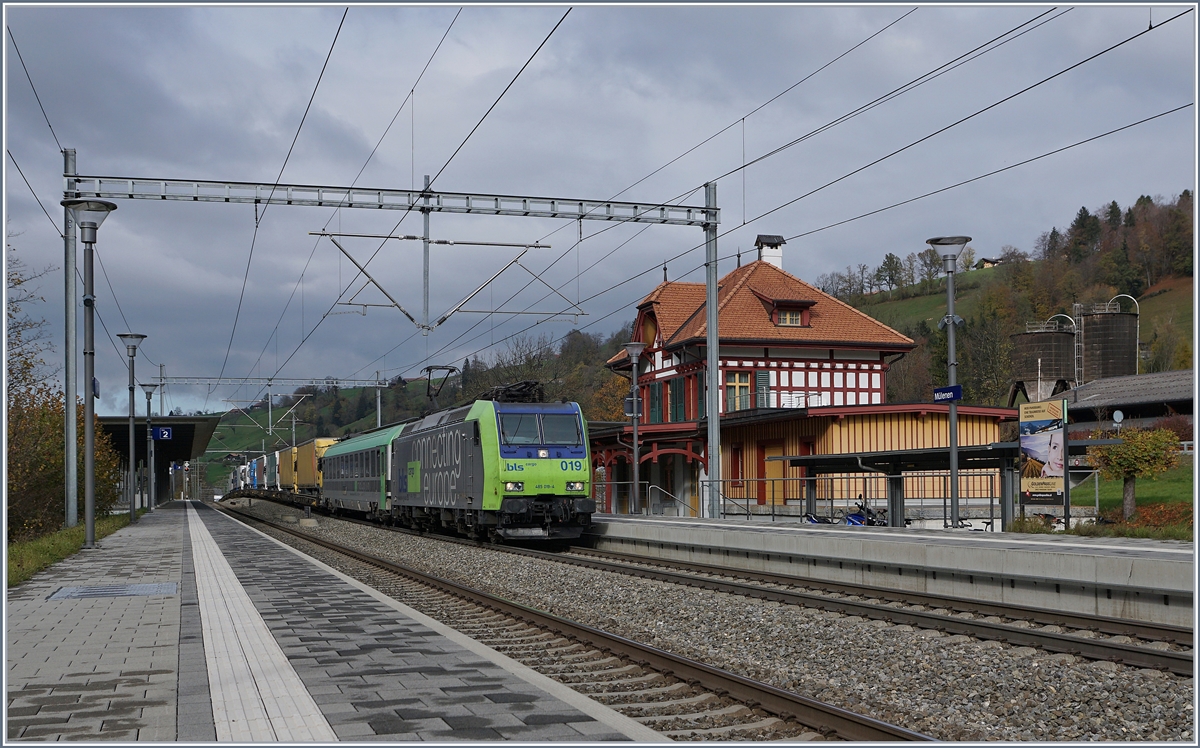 Die BLS Re 485 019 mit einer RoLa nach Novara bei der Durchfahrt in Mlenen.
30. Okt. 2017