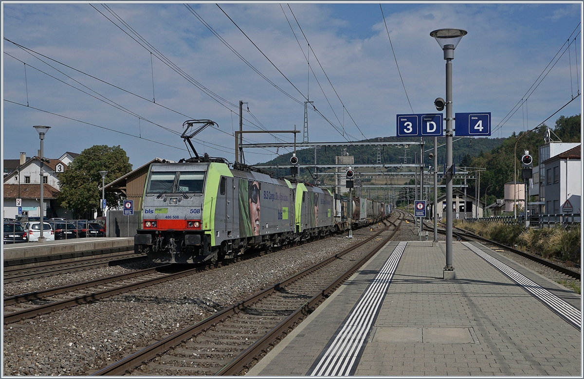 Die BLS Re 486 508 und eine weitere fahren mit einem Güterzug Richtung Basel in Sissach auf Gleis 2 durch.
7. August 2018