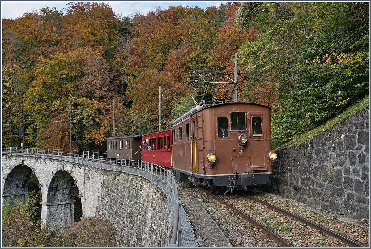 Die BOB HGe 3/3 29 ist mit ihrem Personenzug bei  Vers chez Robert  eingetroffen und nimmt nun die Steigung Richtung Chamby in Angriff. 

27. Okt. 2019