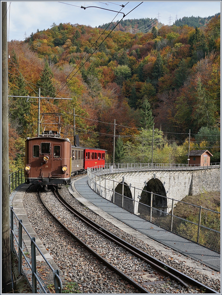 Die BOB HGe 3/3 29 ist mit ihrem BOB  Kaiserwagen  und dem gut dazu passenden NStCM Vierachser beim Baie de Clarens Viadukt auf dem Weg nach Blonay.

27. Okt. 2019