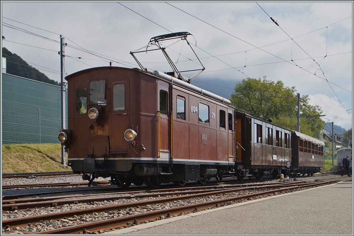 Die BOB HGe 3/3 mit den beiden bei der B-C vorhanden BOB Wagen in Blonay. 
14. September 2014