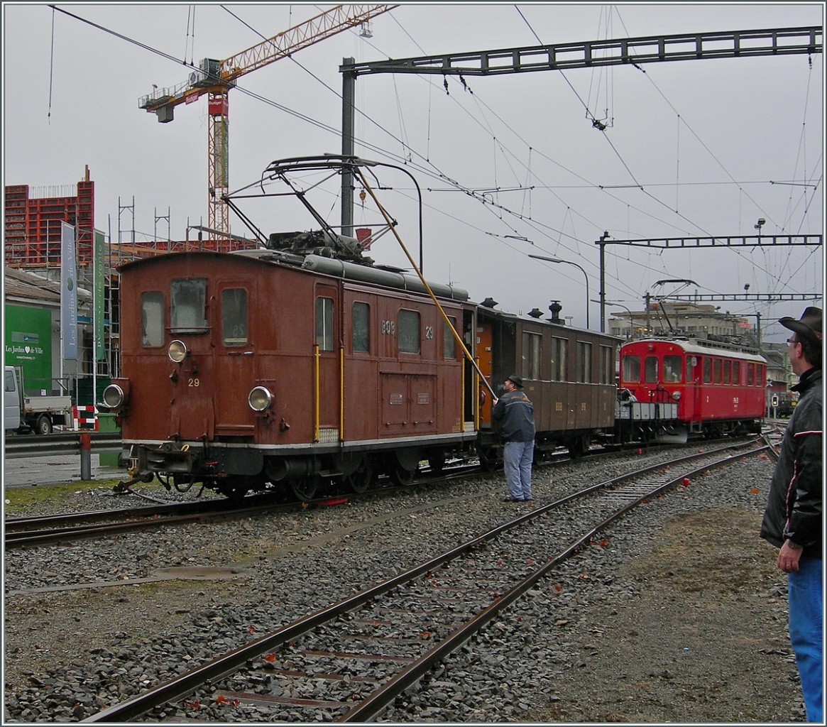 Die BOB HGe 3/3 N° 29 erreichte am 20 Dez. 2013 die Gleise der CEV in Vevey und wusste wohl noch nicht so recht, ob sie hier fahren will; den Stromabnehmer wollte sie jedenfalls nicht so ohne weiteres heben.