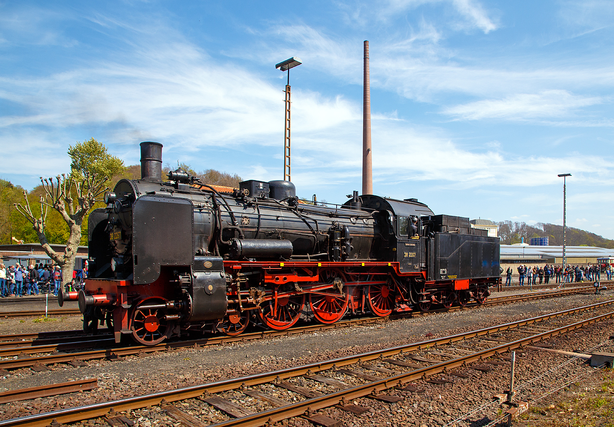 
Die Bochumer DGEG 38 2267 (90 80 0038 267-5 D-DGEG) rangiert am 30.04.2017 im Eisenbahnmuseum Bochum-Dahlhausen.

Die P8 wurde 1918 von Henschel & Sohn in Kassel unter der Fabriknummer 15695 gebaut und als P 8  2553 Erfurt  an die Preußische Staatseisenbahn geliefert. Der 2'2' T21,5  Tender ist nicht der ursprüngliche, dieser wurde bereit 1915 von den Schichau Werke in Elbing 1915 unter der Fabriknummer 2277gebaut.

Die Lok wurde nach einer Gesamtlaufleistung von 2.011.252 km am 29.Dezember 1971 von der DR abgestellt.  
Von der Ausmusterung bis zur Aufstellung als Denkmallok war die Lok im Bw Saalfeld abgestellt.  Nach der Ausmusterung wurde die Lok dann für viele Jahre im Lokschuppen in Katzhütte abgestellt. Am 5.September 1980 wurde die Lok von Katzhütte nach Wiednitz überführt. Dort wurde die Lok dann am 17.November 1981 zusammen mit drei Reko-Personenwagen als Denkmallok vor der dortigen Bahnbetriebswerkschule aufgestellt. Anfang der 1990er Jahre wurden Mitglieder der DGEG auf die P8 aufmerksam und 1991 gelang der DGEG der Kauf der Lok. 

Bezeichnungen und Eigentümer:
1918 bis 1925 als P 8  2553 Erfurt  der Preußische Staatseisenbahnen
1925 bis 1949 als 38 2267 der DRB
1949 bis 1970 als 38 2267 der DR
1970 bis 1991 als 38 2267-3 der DR (bis 1972 aktiv, später Denkmal)
seit 1991 als 38 2267 der DGEG - Deutsche Gesellschaft für Eisenbahngeschichte, seit 1992 wieder betriebsfähig.
Die Preußische P 8 (später Baureihe 38.10–40 bzw. DB 038) ist eine Personenzug-Dampflokomotive ursprünglich für die Preußischen Staatseisenbahnen, die erste wurde 1906 von der Berliner Maschinenbau AG (vormals Louis Schwartzkopff) nach Vorgaben des preußischen Lokomotiv-Dezernenten Robert Garbe konstruiert und gebaut. Sie war als Nachfolgetyp der P 6 vorgesehen. 

Da Garbe ein Verfechter möglichst einfacher Konstruktionen war, wurde für die P 8 ein Heißdampf-Zwillingstriebwerk vorgesehen. Besonders zugutekam der P 8 die gerade von Wilhelm Schmidt entwickelte Heißdampftechnik, die zu einer für die damalige Zeit herausragenden Leistungsfähigkeit führte. Die P 8 war eine sehr sparsame Lokomotive, die keine großen Ansprüche an das Können der Lokführer stellte. 

Charakteristisch für die P 8 ist der größere Abstand zwischen der mittleren und der hinteren Kuppelachse. Zu Anfang hatte die P 8 nur einen Dampfdom hinter dem Sandkasten, später kam ein vorderer Speisedom hinzu. Weitere bauliche Veränderungen betrafen u. a. die Führerhausdächer, die Windleitbleche, die Aufbauten.

Um die Lokomotive auch auf kleinen Drehscheiben drehen zu können, stattete die Preußische Staatseisenbahn die P 8 mit Tendern aus, die ursprünglich 21,5 Kubikmeter Wasser und 7 t Kohle fassten. Ab 1950 kuppelte die Deutsche Bundesbahn die Baureihe 38 mit Tendern ausgemusterter Kriegslokomotiven, vor allem mit Wannentendern, welche mehr Betriebsstoffe fassen konnten. Bei Lokomotiven, die dabei auch eine Führerhausrückwand erhielten, konnte die Höchstgeschwindigkeit bei Rückwärtsfahrt von 50 km/h auf 85 km/h erhöht werden.

Der Auftrag zum Bau der ersten zehn Maschinen wurde der Berliner Maschinenbau AG vormals L. Schwartzkopff im Januar 1906 erteilt. Die erste Maschine dieser Gattung wurde unter der Bezeichnung „Coeln 2401“ in Dienst gestellt. Die Probefahrten mit bis zu 14 D-Zugwagen am Haken zwischen Güsten und Sangerhausen verliefen erfolgreich.

Von 1906 bis einschließlich 1918 wurden 1887 Stück der P 8 für die deutschen Länderbahnen und die Militär-Eisenbahnen-Direktionen Brüssel und Warschau hergestellt. Von 1919 bis 1923 kamen weitere 1669 Maschinen hinzu, womit für deutsche Verwaltungen insgesamt 3556 Exemplare entstanden.

Die P 8 war sehr vielseitig verwendbar. Sie fand bis auf den schweren Schnell- und Güterzugdienst vor fast jedem Zug Verwendung. Die Bahnverwaltungen konnten auf diese Maschinen sehr lange Zeit nicht verzichten, denn die letzten P 8 wurden bei der Deutschen Reichsbahn 1972 und bei der Deutschen Bundesbahn erst 1974 ausgemustert. Mehr als 500 P 8 erreichten ein Dienstalter von über 50 Jahren.

Die meisten P 8 baute die Berliner Maschinenbau AG mit 1025 Stück, gefolgt von Henschel & Sohn in Cassel mit 742 Stück. Bis auf die Lokomotivbauer Hartmann und Esslingen lieferten später alle deutschen Lokomotivfabriken Loks vom Typ P 8.

TECHNISCHE DATEN:
Gebaute Anzahl: 3946
Baujahre: 	1906–1930
Bauart: 2’C h2
Gattung: P 35.17
Spurweite: 	1.435 mm (Normalspur)
Länge über Puffer: 18.585 mm
Höhe: 4.550 mm
Leergewicht: 70,70 t
Dienstgewicht (Lok und Tender): 	120 t
Höchstgeschwindigkeit: 100 km/h (vorwärts) / 50 km/h (rückwärts)
Indizierte Leistung: 868 kW / 1.180 PS
Treibraddurchmesser: 	1.750 mm
Laufraddurchmesser vorn: 1.000 mm
Steuerungsart: 	Heusinger
Zylinderdurchmesser: 	575 mm
Kolbenhub: 630 mm
Kesselüberdruck:  12 bar
Wasservorrat: 21,5 m³
Kohlevorrat: 7 t
Zugheizung: Dampf
