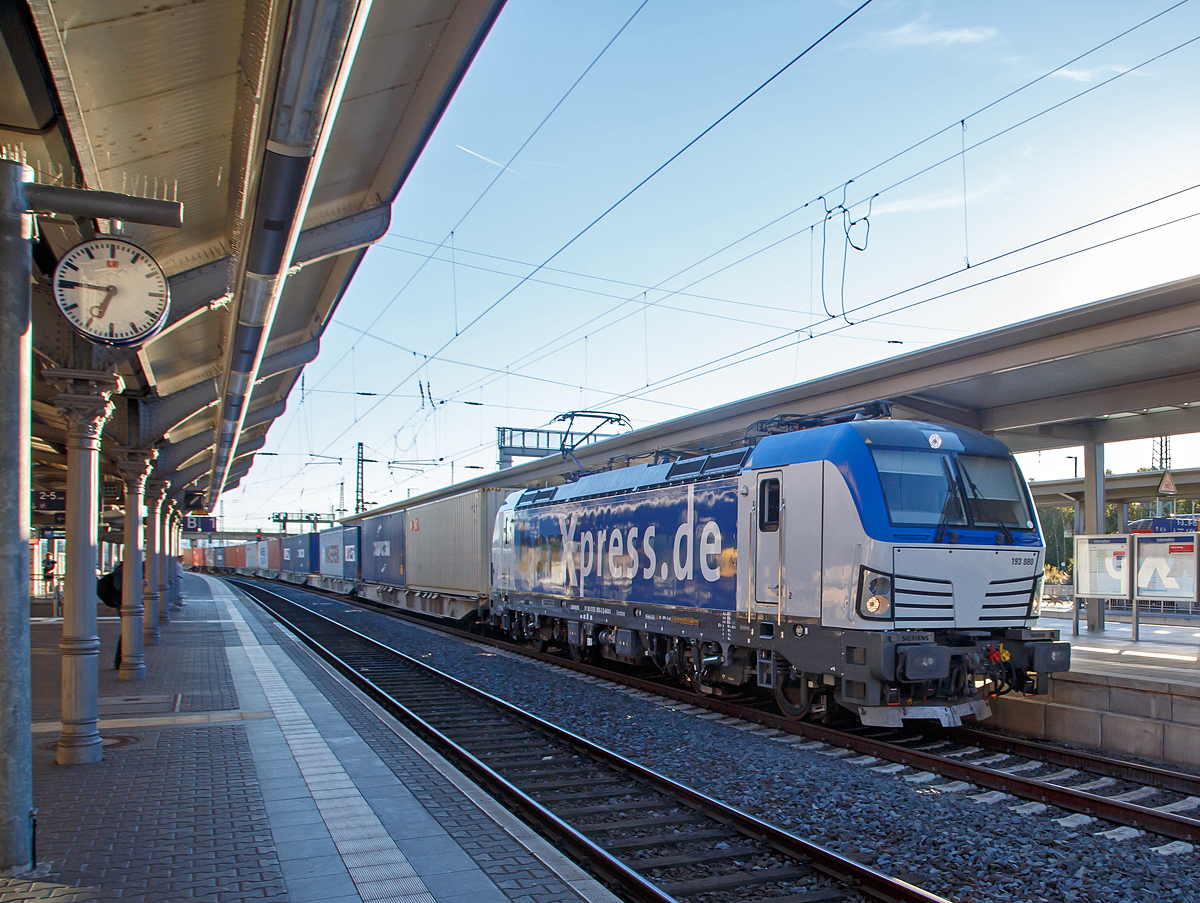 
Die boxXpress.de 193 880 (91 80 6193 880-2 D-BOXX) fhrt am 30.08.2016 mit einem Containerzug durch den Bahnhof Gieen in Richtung Norden. 

Die Siemens Vectron AC wurde 2013 von Siemens in Mnchen unter der Fabriknummer 21832 fr die boxXpress.de GmbH (Hamburg) gebaut. Die AC-Lok mit einer Leistung 6.4 MW hat die Zulassung in Deutschland und sterreich fr eine V max 160 km/h.