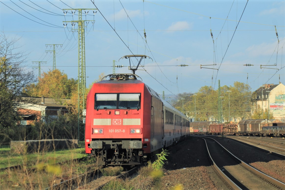 Die BR 101 057-8 zieht ihren InterCity am 04.11.2017 durch Koblenz-Ltzel in Richtung Koblenz Hbf.