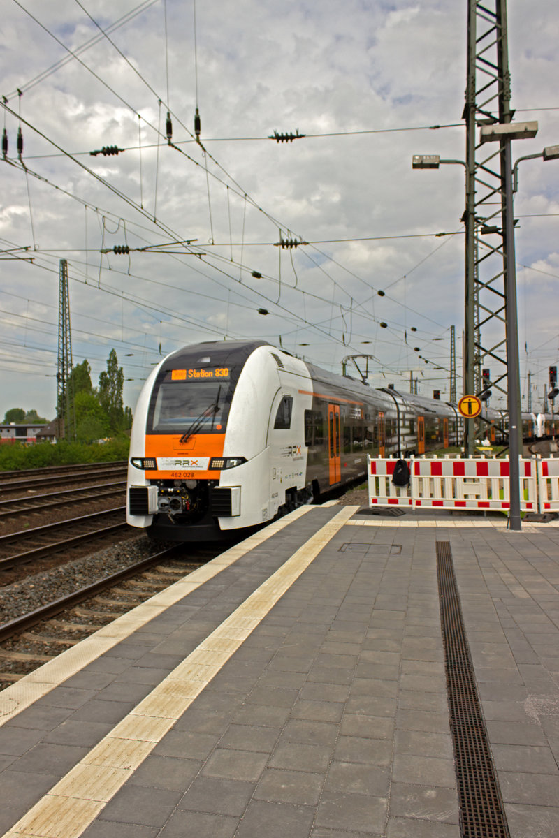 Die brandneuen und noch nicht abgenommenen Desiro HC-Triebzge 462 028 und 462 029 waren am 24.04.19 auf berfhrungsfahrt unterwegs und pausierten um die Mittagszeit kurch in Hamm, hier bei der Einfahrt in das im Personenverkehr kaum genutzte Gleis 13.