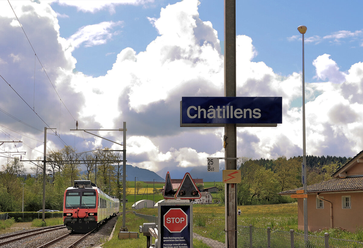 Die Broyetallinie: Bei sehr schwierigen Lichtverhältnissen fährt eine S9-Komposition aus Châtillens aus, unterwegs in der Steigung vom Talboden in Moudon nach Palézieux. 20.Mai 2021  