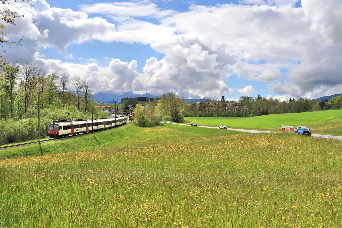 Die Broyetallinie: Ein Domino-Zug der S9 von Lausanne nach Kerzers via Payerne - gestossen von der RBDe 560 235, Steuerwagen ABt 39-43 884 - verlässt Châtillens im Abstieg hinunter nach Moudon und ins Broyetal. 20.Mai 2021 