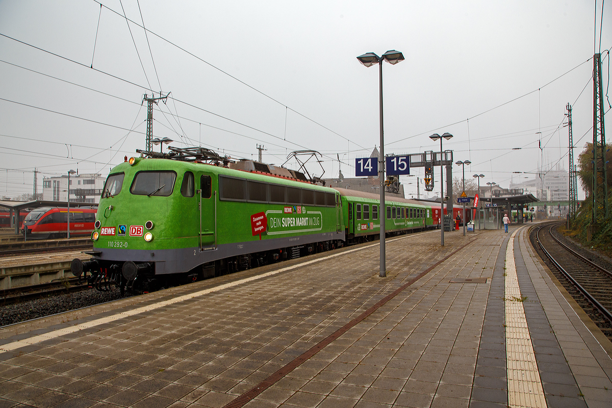 Die Bgelfalten E 10  die 110 292–0 (91 80 6110 292-0 D-GfF) der Gesellschaft fr Fahrzeugtechnik mbH (bzw. Gesellschaft fr Eisenbahnbetrieb) steht am 12. und 13.11.2021 (hier 12.11.) mit dem REWE - Supermarkt-Zug im Bahnhof Gieen.

In Hessen ein zu einem Supermarkt umgebauter Zug in Betrieb genommen worden. Wie die Deutsche Bahn-Tochter DB Regio, der Nahversorger Rewe Region Mitte und der Verein Fairtrade Deutschland mitteilten, werden in dem Fairen Supermarktzug knftig regionale, kologische und fair gehandelte Produkte angeboten. Der aus drei Einkaufswaggons, einem Dienstwagen und einem Bord-Bistro bestehende Zug steht an den folgenden Wochenenden (freitags und samstags von 9.00 bis 19.00 Uhr) in den Bahnhfen Fulda, Kassel, Darmstadt und Wiesbaden. Den Supermarktzug fhren Rewe-Auszubildende.

In Hessen hat Rewe zusammen mit DB Regio eine geniale Idee verwirklicht: Kunden knnen hier in einer ganz besonderen Filiale einkaufen. Sie befindet sich im Bahnhof – nicht im Foodcorner, sondern auf der Schiene.

Ach so die Lok hat schon ber 57 Jahr auf dem Buckel, sie wurde 1964 von Krauss-Maffei in Mnchen-Allach unter der Fabriknummer 18770 gebaut, die Elektrik ist von SSW (Siemens-Schuckertwerke). Sie wurde als E10 292 an die Deutsche Bundesbahn geliefert. Mit der Einfhrung des EDV-Nummernsystems wurde sie zum 01.01.1968 zur DB 110 292-0, im Jahr 2010 ding sie ins DB-Museum Koblenz-Ltzel, zum 01.01.2021 wurde sie an die GfE Gesellschaft fr Eisenbahnbetrieb mbH in Crailsheim verkauft.
