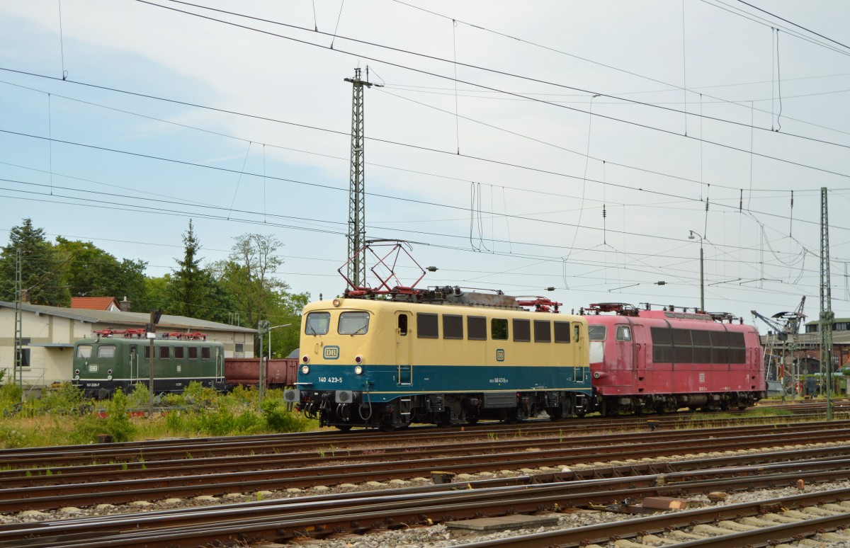 Die Bundesbahn ist zurück.Drei Loks mit unterschiedlichen Farben, die zu unterschiedlichen Zuggattungen passen.Für die Nahverkehrszüge steht die 141 228-7. Für den Güterverkehr steht die 140 423-5 und für den Fernverkehr steht die 103 101-2. Hier am 08.05.2015 in Darmstadt Kranichstein.