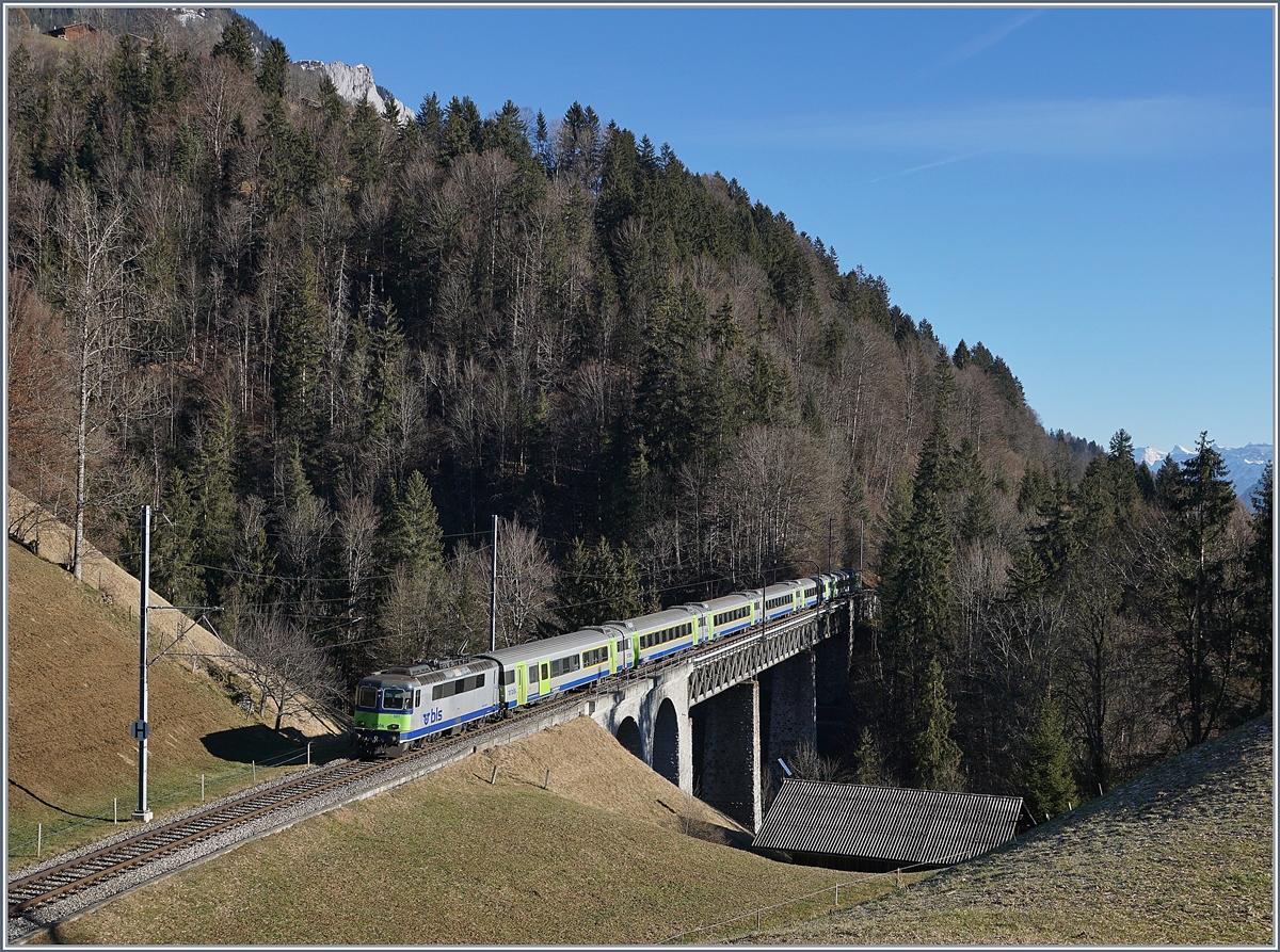 Die Bunschenbachbrücke bei Weisenburg mit einem BLS RE geführt von der Re 4/4 II 501. 

12.01.2020