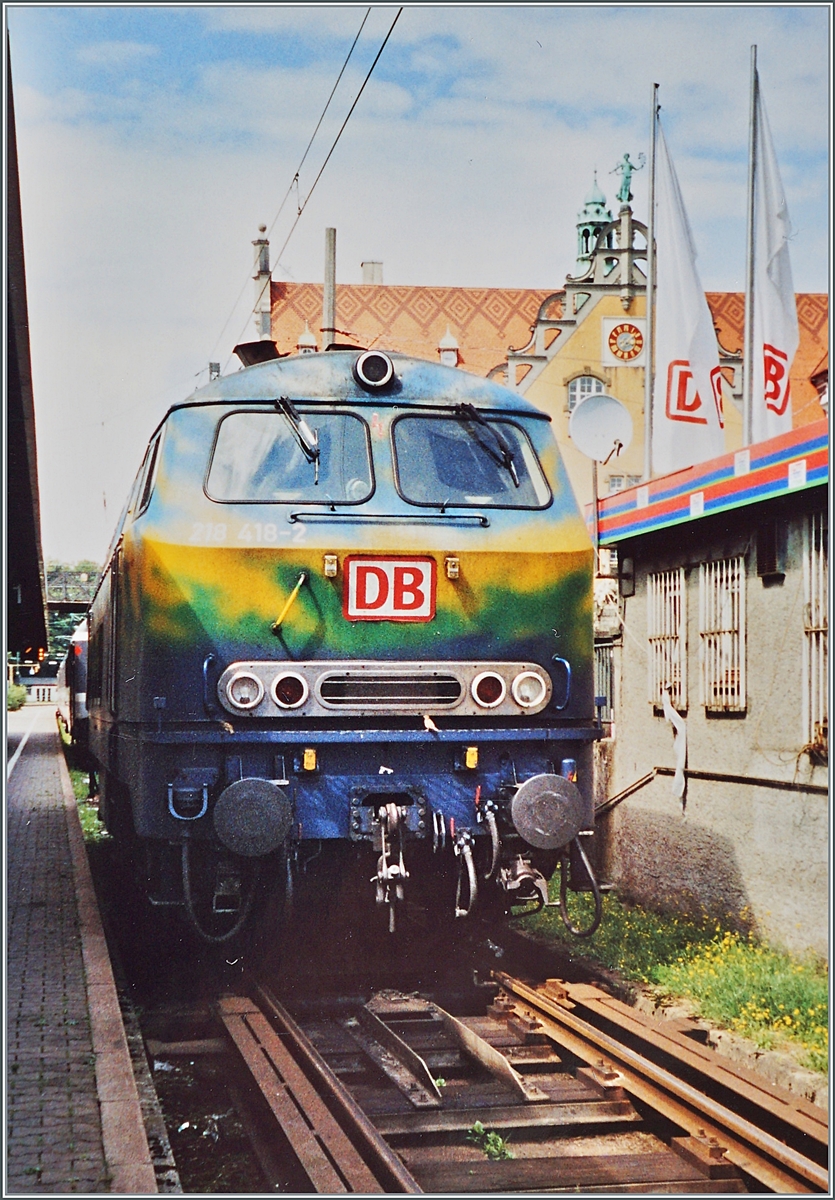 Die bunte DB 218 418-2 ist mit ihrem EC von München kommend in Lindau eingetroffen. 

Analog Bild vom 27. Juli 2004 