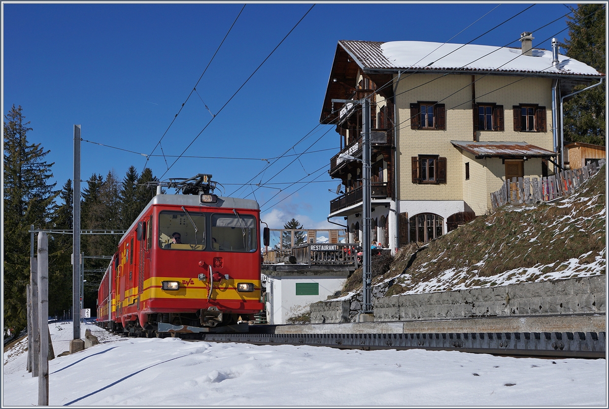 Die BVB TPC HGe 4/4 31 beim Halt in Col-de-Soud.

5. Mrz 2019