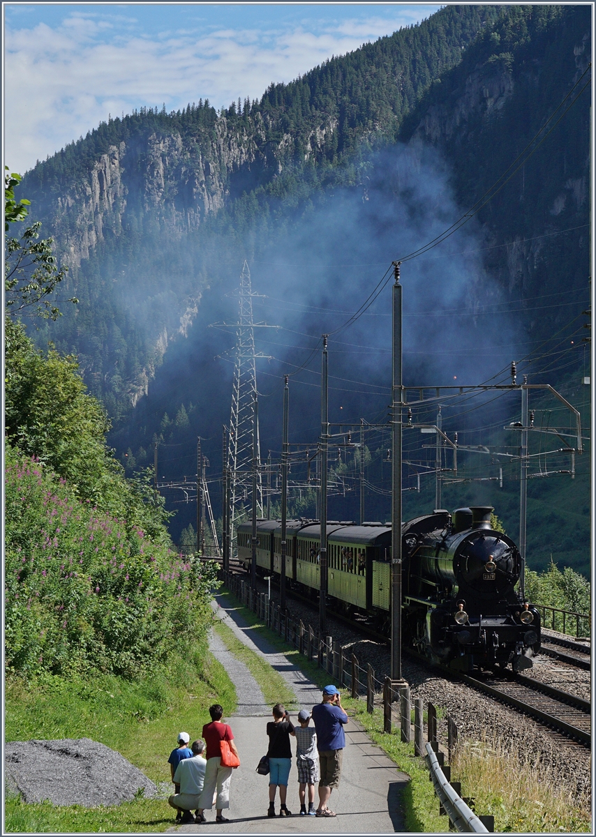 Die C 5/6 2678  Elefant  erreicht Göschenen.
28. Juli 2016