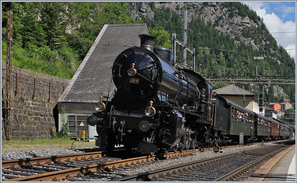 Die C 5/6 2978  Elefant  mit ihrem SRF (Schweizerfernsehn) Dampf-Extrazug in Göschenen.
28. Juli 2016