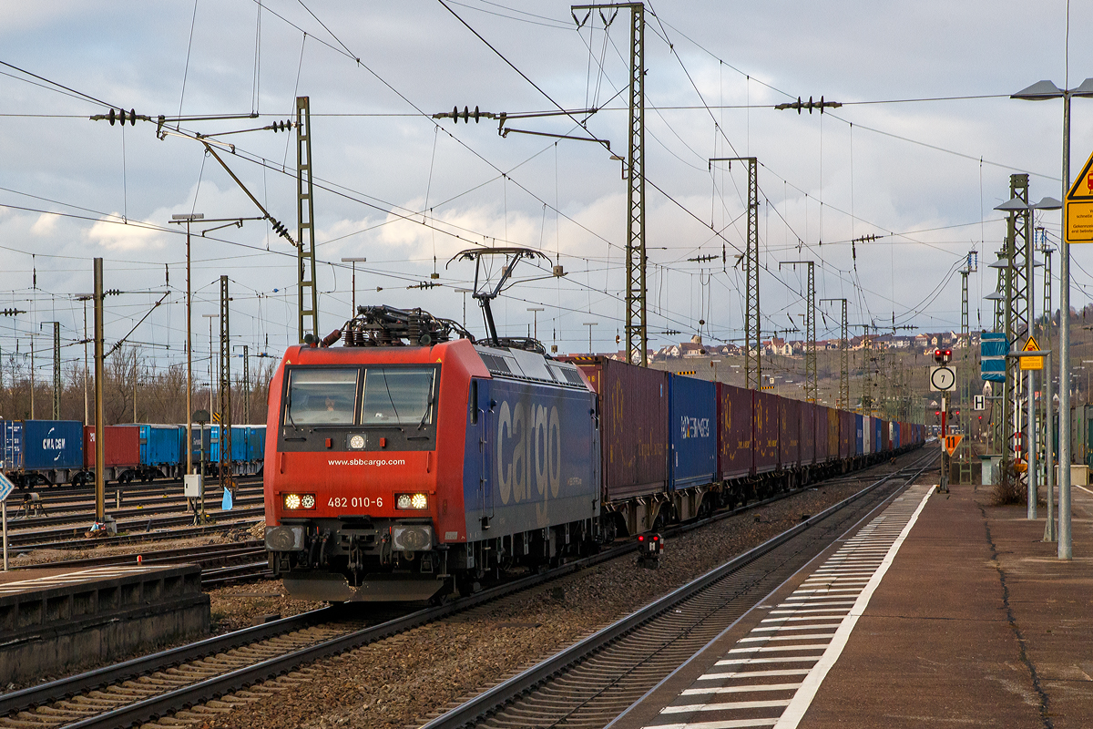 Die CBB Cargo 482 010-6 (91 85 4482 010-6 CH-SBBC) fährt am 28.12.2017 mit einem Containerzug durch den Bahnhof Weil am Rhein in Richtung Schweiz. 