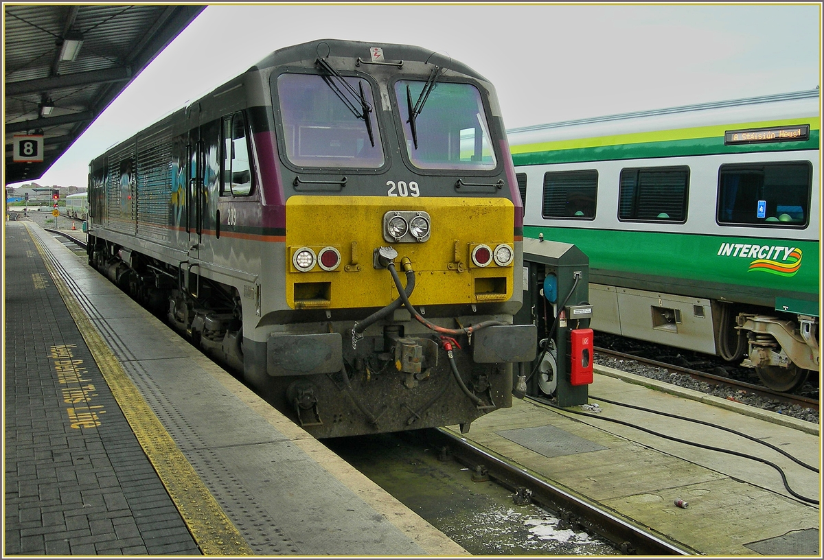 Die CC 209 in  Enterprise -Farben (Dublin - Belfast) in Dublin Husten.
Die Lok wird auch im innländischen IC Verkehr verwendet, denn die IC nach Belfast fahren ab der Connolly-Station. 
8. Okt. 2006 