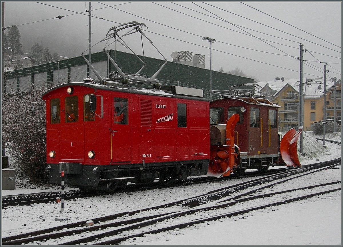 Die CEV HGe 2/2 N Baujahr 1911 mit dem Xrot 91 in Blonay. 
3. Mrz 2016