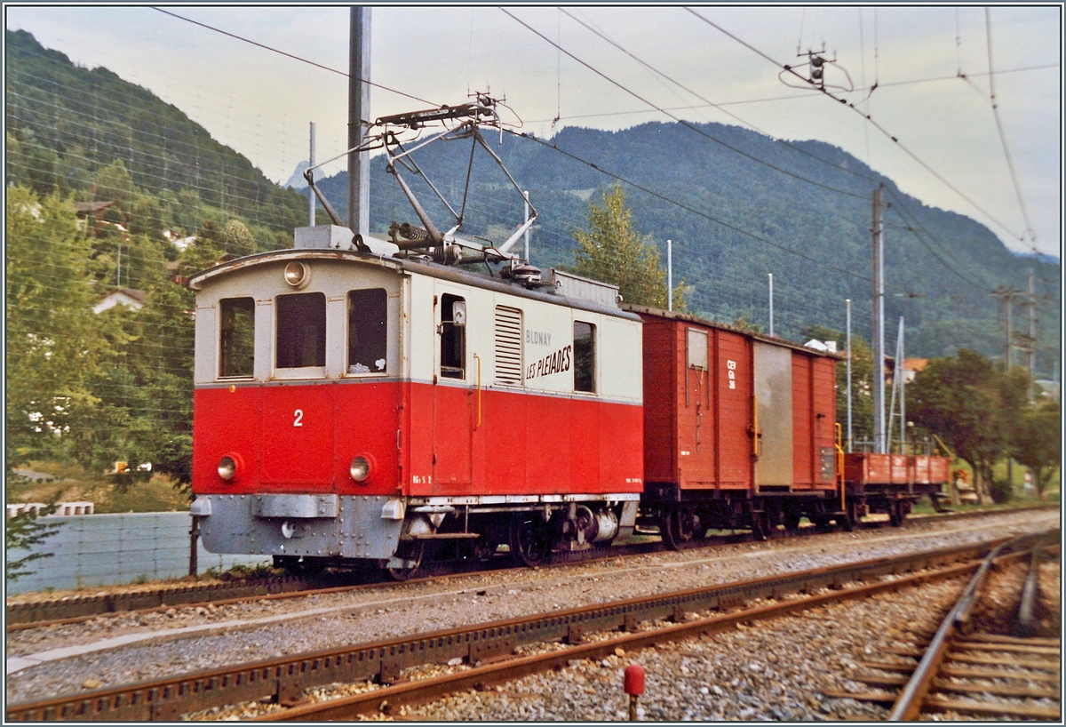 Die CEV HGe 2/2 N° 2 mit einem Fotogüterzug in Blonay.
Die Lok ist noch immer bei der CEV, etwas versteckt im Schuppen abgestellt, aber für Dienstzüge noch einsatzfähig. 

August 1986