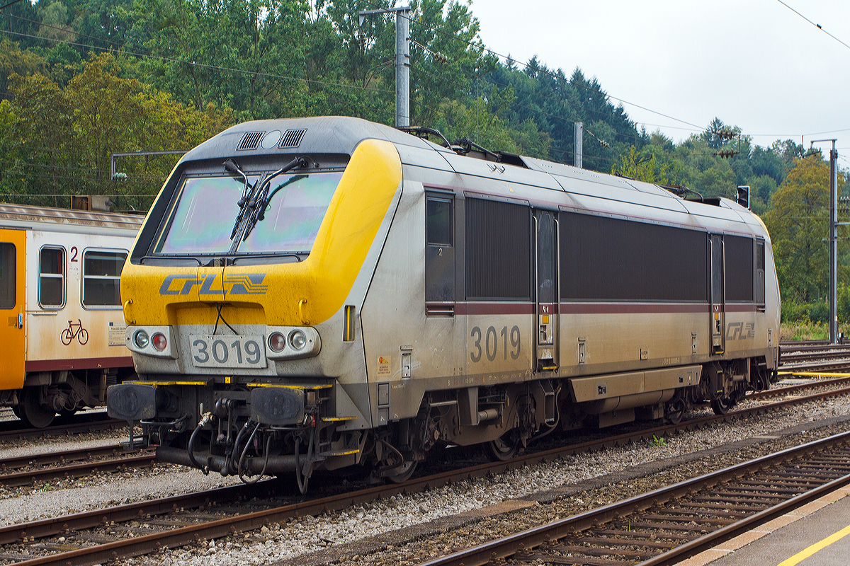 
Die CFL 3019 (L-CFL 91 82 000 3019-8) ist am 14.09.2014 im Bahnhof Ettelbrück (Ettelbréck) abgestellt.

Die Lok wurde 1999 von Alstom unter der Fabriknummer 1339 gebaut, ausgeliefert an die CFL - Société Nationale des Chemins de fer Luxembourgeois wurde sie erst im Jahr 2001. 

Die Loks der CFL Série / Baureihe 3000 sind 100prozentig baugleich mit der Reihe HLE 13 der Belgischen Staatsbahn (NMBS/SNCB) und die Loks können deshalb auch untereinander problemlos in Doppeltraktion fahren. Von diesen Loks hat die CFL (Société Nationale des Chemins de fer Luxembourgeois) 20 Stück und die SNCB/NMBS 60 Stück erworben.

Die Loks der Série 3000 werden sowohl im Personen- als auch im Güterverkehr eingesetzt. Dank einer Spezialausrüstung können sie im Güterverkehr bis St Louis (F) fahren. Die Lokomotiven können sowohl unter 3 kV Gleichstrom als auch unter 25 kV Wechselstrom eingesetzt.

TECHNISCHE DATEN (CFL 3000 und NMBS/SNCB HLE 13):
Spurweite: 1.435 mm
Achsanordnung: Bo‘Bo‘
Länge über Puffer: 19.110 mm
Drehzapfenabstand: 10.400 mm
Achsabstand im Drehgestell: 3.000 mm
Gesamtbreite:  3.026 mm
Höhe: 4.220 mm
Gewicht / Tara: 89,5 t
Achslast: 22,5 t
Leistung: 5.200 kW (7.000 PS)
Anfahrzugkraft: 288 kN
Nennspannung: 3 kV DC / 1,5 kV DC mit halber Leistung / 25 kV 50 Hz AC
Höchstgeschwindigkeit: 200 km/h
