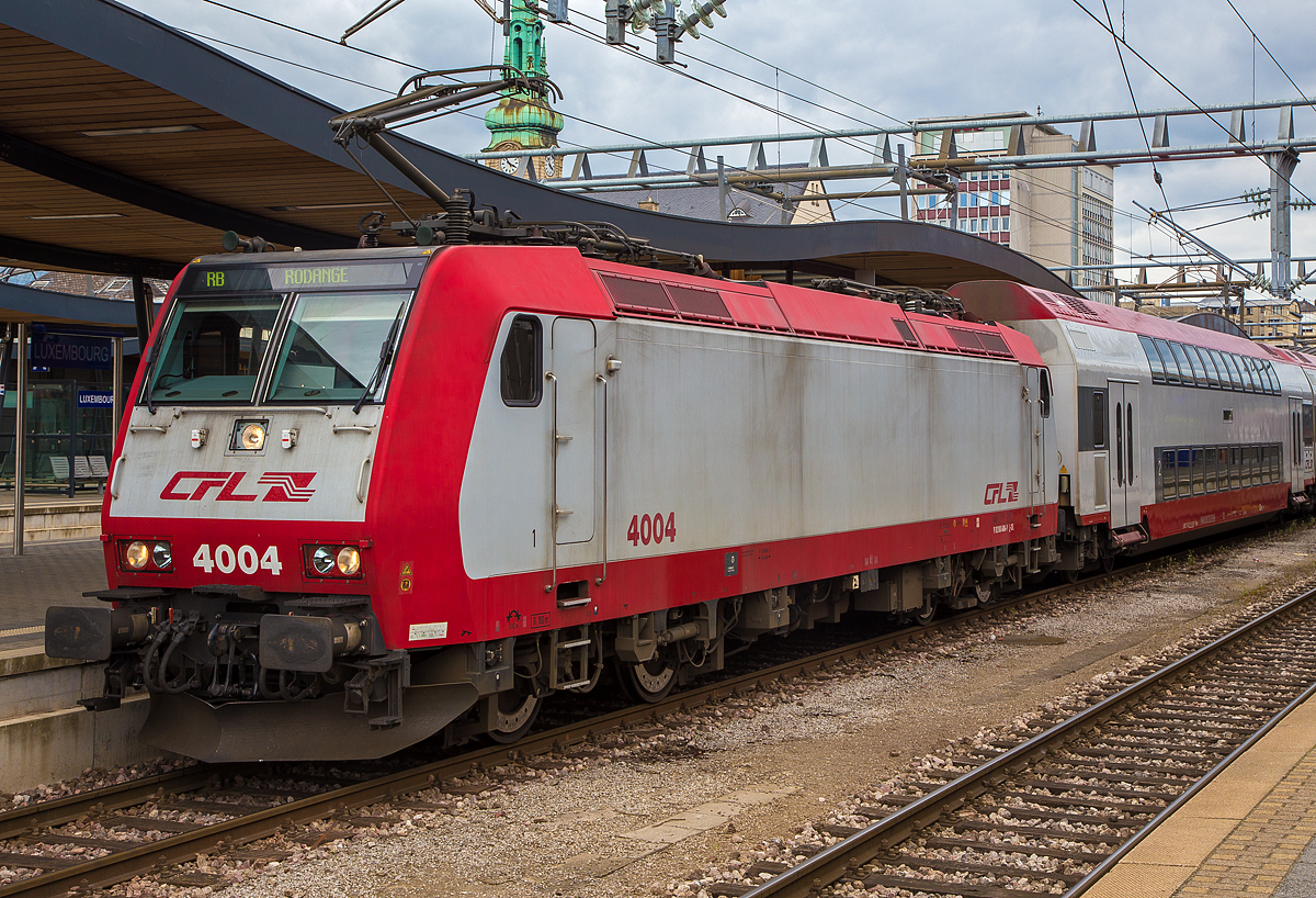 
Die CFL 4004 (91 82 000 4004-9 L-CFL) steht am 15.05.2016 mit dem RB nach Rondange (deutsch Rodingen) im Bahnhof Luxemburg Stadt (Luxembourg/ Lëtzebuerg) zur Abfahrt bereit. 

Die TRAXX wurde 2004 von Bombardier in Kassel unter der Fabriknummer 33693 gebaut und an die CFL geliefert. Die Bombardier TRAXX P140AC1 ist eine modifizierte DB BR 185.1, eine Kombination für den Personen- und Frachtdienst. 20 dieser Loks wurden für die CFL zwischen 2004 und 2005 gebaut.

Die Maschinen verfügen über eine spezielle Software, mit der sie schneller anfahren können. Dies ist besonders wichtig für den Einsatz in Regionalzügen..

TECHNISCHE DATEN (der CFL 4000):
Nummerierung: 4001 bis 4020
Spurweite: 1.435 mm
Achsanordnung: Bo‘Bo‘
Länge über Puffer: 18.900 mm
Drehzapfenabstand: 10.400 mm
Achsabstand im Drehgestell: 2.600 mm
Gesamtbreite: 2.978 mm
Höhe: 4.189 mm (bei gesenkten Stromabnehmern)
Eigengewicht : 84 t
Achslast: 21 t
Leistung: 5.600 kW (7.614 PS)
Anfahrzugkraft: 300 kN
Bremskraft: 150 kN
Nennspannung: 25kV 50 Hz und 15kV 16,7 Hz Wechselstrom
Höchstgeschwindigkeit: 140 km/h
Zulassungen: Luxemburg, Deutschland und Belgien  bis zu den Bahnhöfen Gouvy, Attem und Virton
