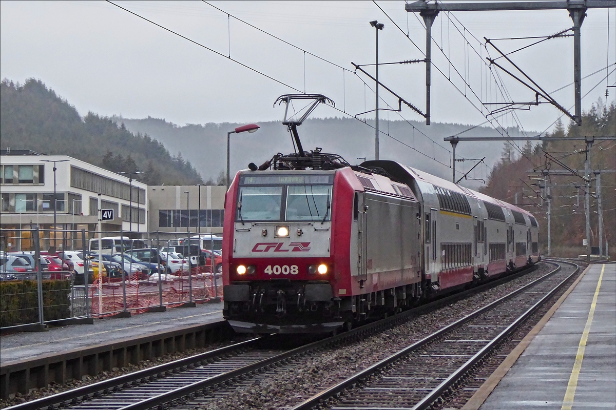 Die CFL 4008 kommt aus Troisvierges in den Bahnhof von Clervaux eingefahren. Nach einem kurzen Halt bedient dieser Zug als RE 460 Troisvierges-Rodange die Strecke ber Luxemburg Hauptbahnhof nach Rodange an der franzsischen Grenze. 08.02.2019 (Hans)